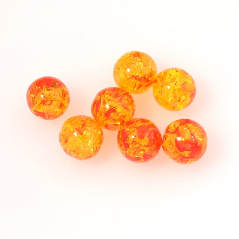 Perles rondes en acrylique transparent rouge et jaune avec inclusions.