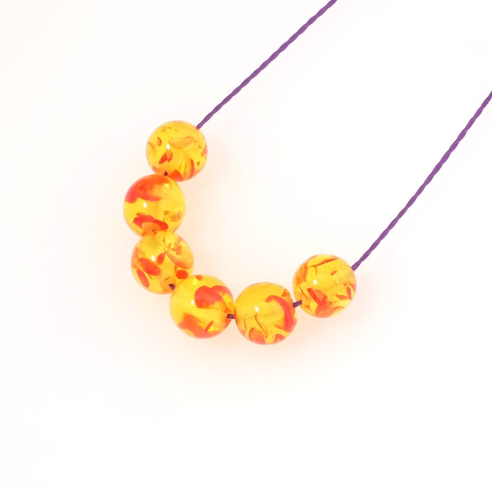 6 perles rondes en acrylique transparent rouge et jaune.