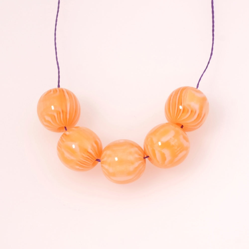 4 perles rondes en acrylique orange et blanc opaque de 14mm.