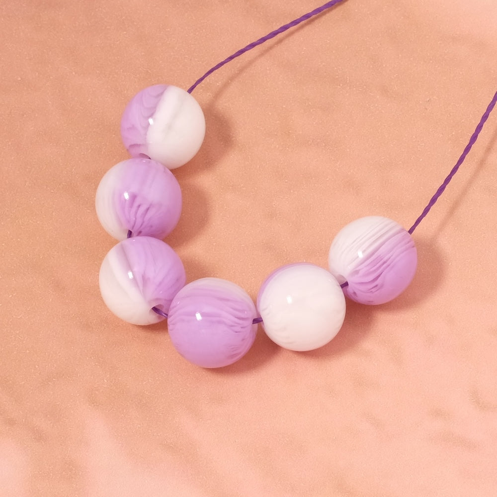 4 perles rondes en acrylique violet et blanc opaque de 12mm.