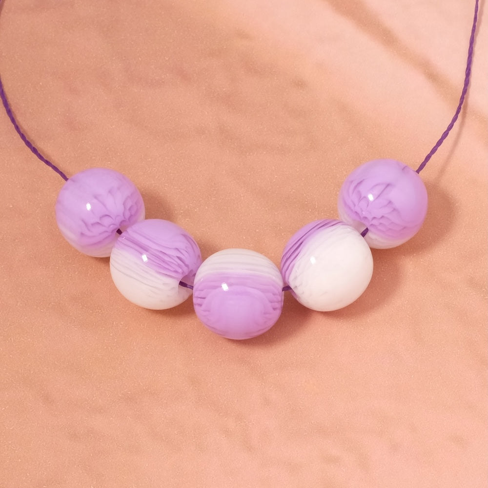 4 perles rondes en acrylique violet et blanc opaque de 14mm.