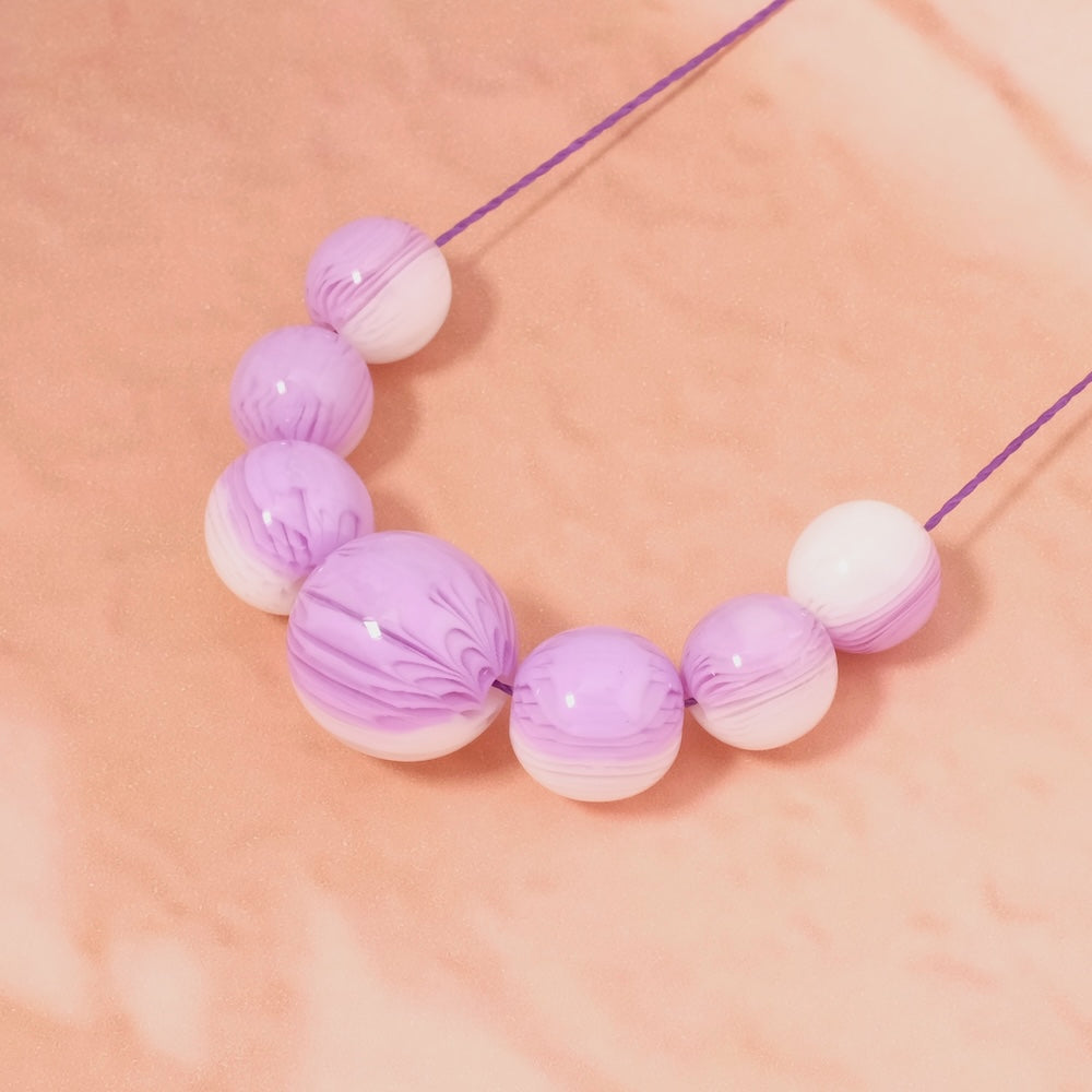 4 perles rondes en acrylique violet et blanc opaque de 12mm.