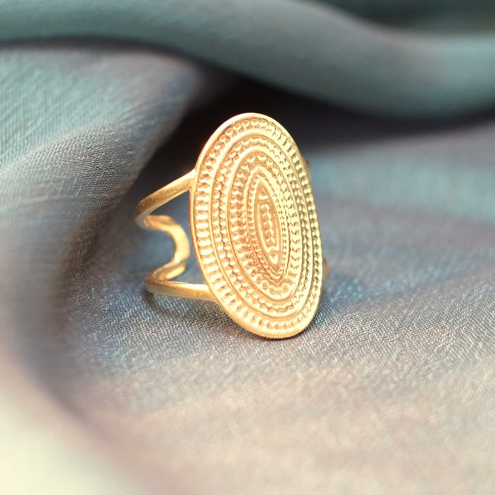 Bague dorée à l'or 18K avec un motif ethnique ovale texturé.