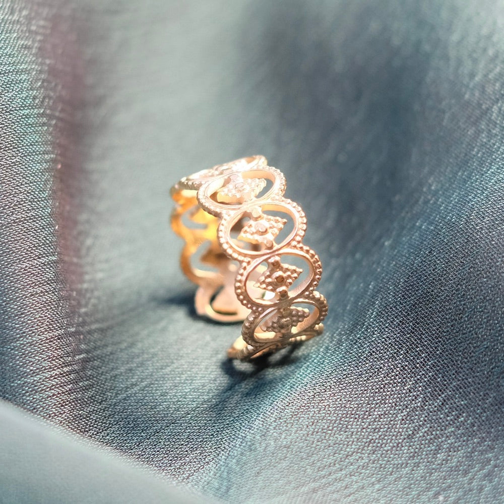 Bague bohème en acier inoxydable doré 14K avec motif ajouré.