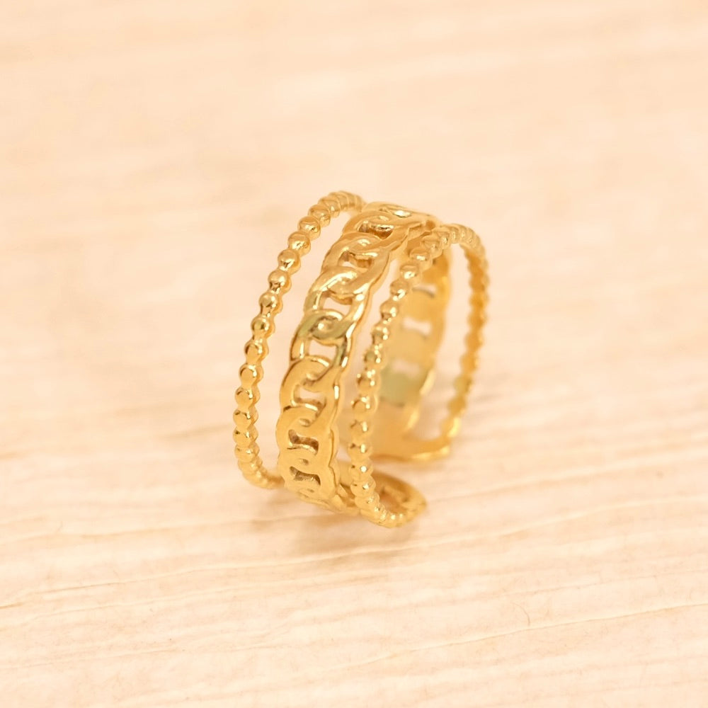 Bague triple en acier inoxydable doré 18K avec motif chaîne.