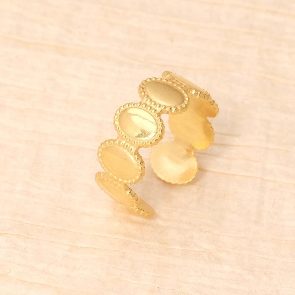 Bague ajustable en acier inoxydable doré avec motif oval.