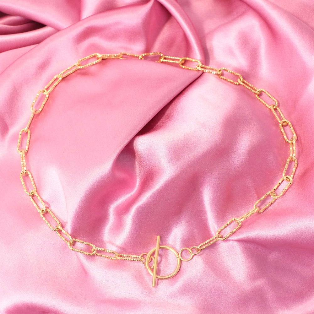 Collier chaîne rectangle doré avec fermoir toggle en acier inoxydable.