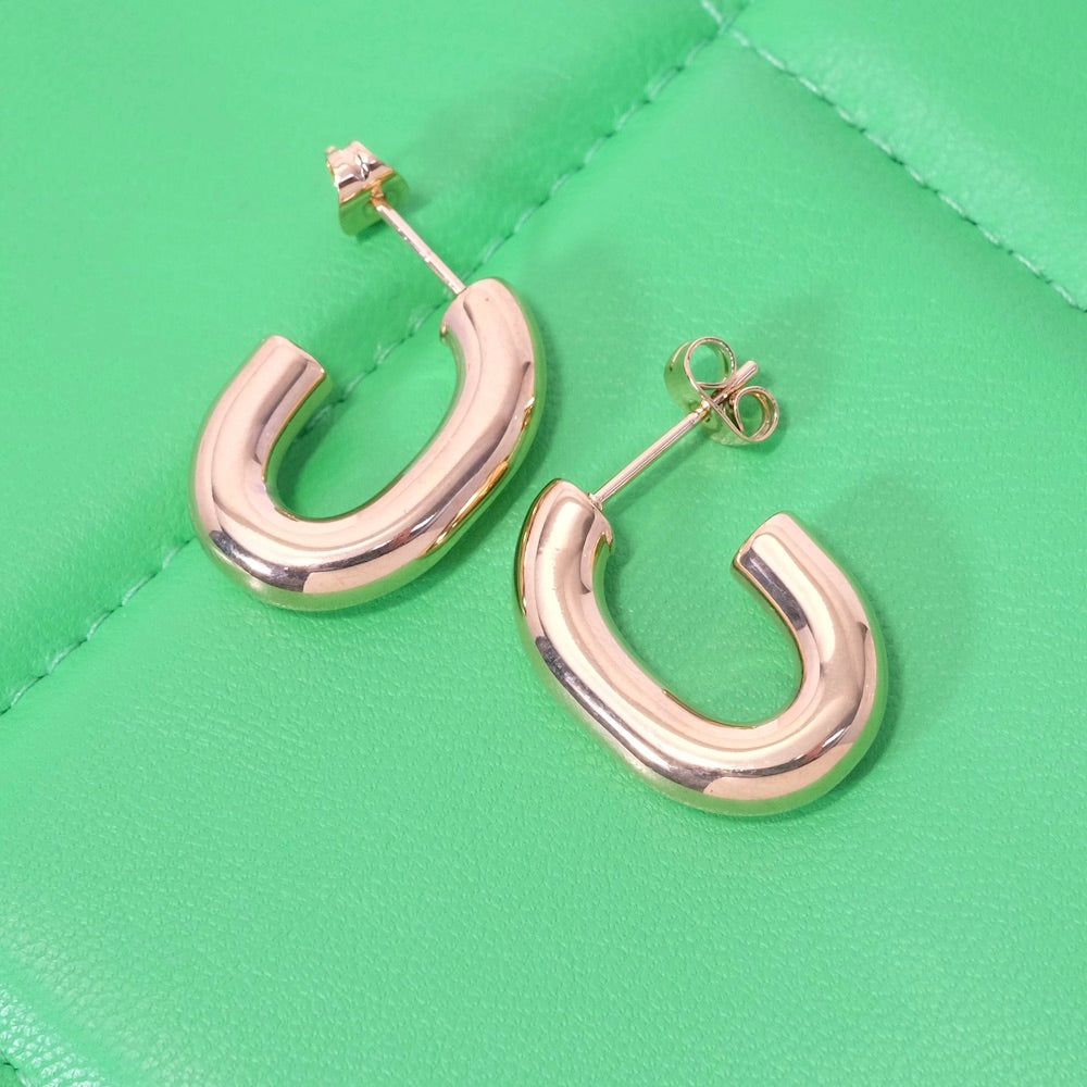 Boucles d'oreilles créoles ovales dorées en acier inoxydable.