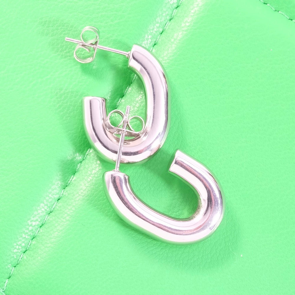 Boucles d'oreilles créoles ovales argentées en acier inoxydable.