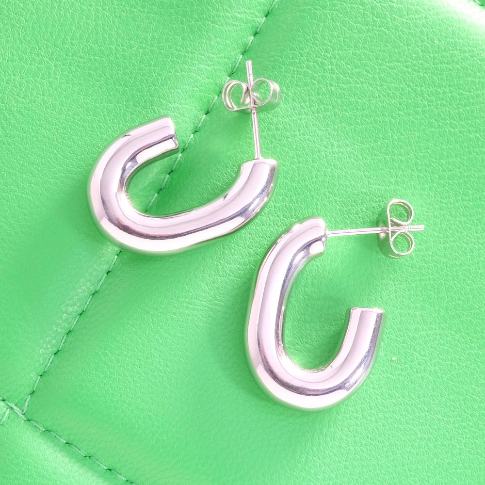 Boucles d'oreilles créoles ovales argentées en acier inoxydable.