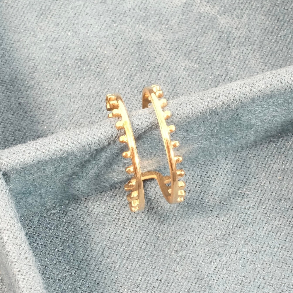 Bague double en acier inoxydable doré 14K avec bordure de boules.