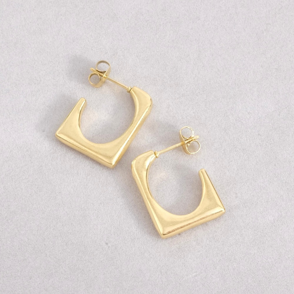 Boucles d'oreilles rectangle dorées en acier inoxydable.
