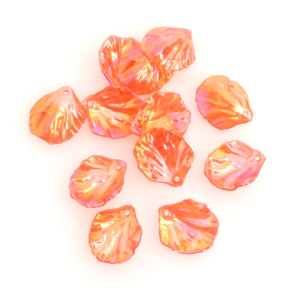 Dix pendentifs pétales de fleurs en acrylique rouge transparent irisé.