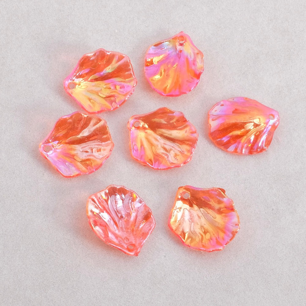 Dix pendentifs pétales de fleurs en acrylique rouge transparent irisé.