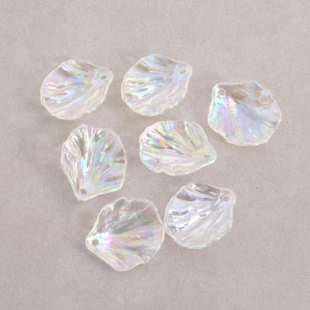 Dix pendentifs pétales de fleurs en acrylique transparent irisé AB.
