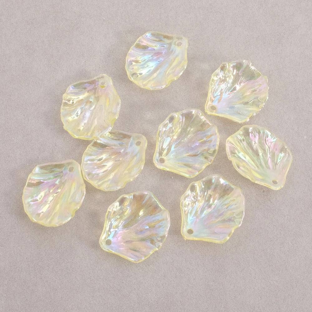 Dix pendentifs pétales de fleurs en acrylique jaune transparent irisé.