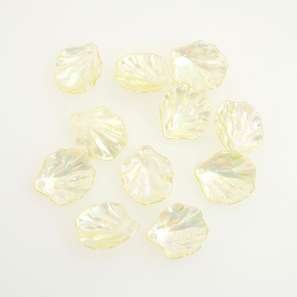 Dix pendentifs pétales de fleurs en acrylique jaune transparent irisé.