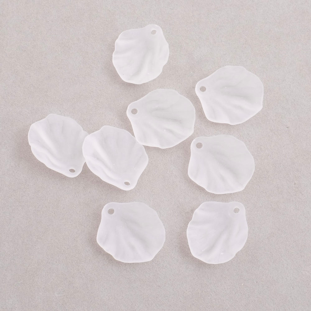 Dix pendentifs pétales de fleurs blancs givrés en acrylique.