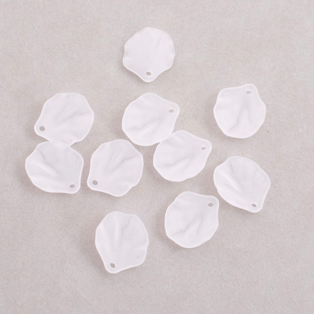 Dix pendentifs pétales de fleurs en acrylique blanc givré.