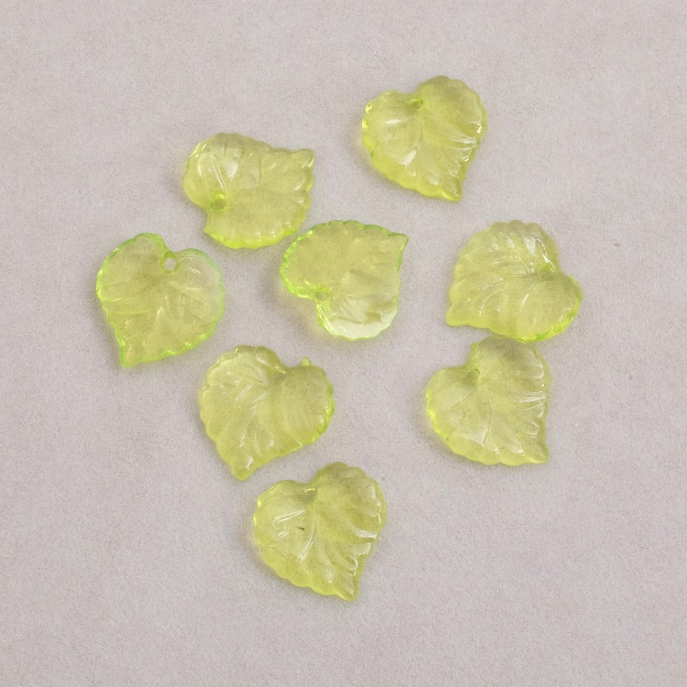 Dix pendentifs feuilles en acrylique vert transparent.