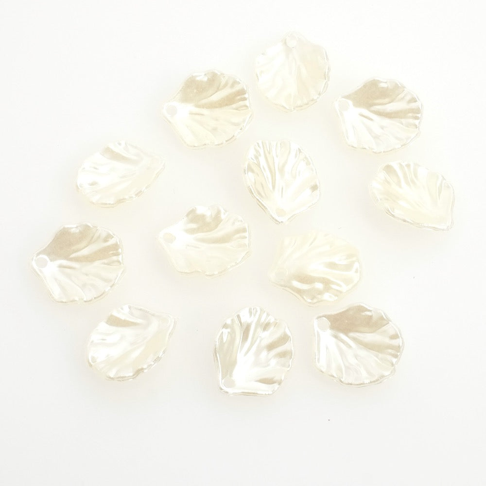 Dix pendentifs pétales de fleurs nacrés crème en acrylique.