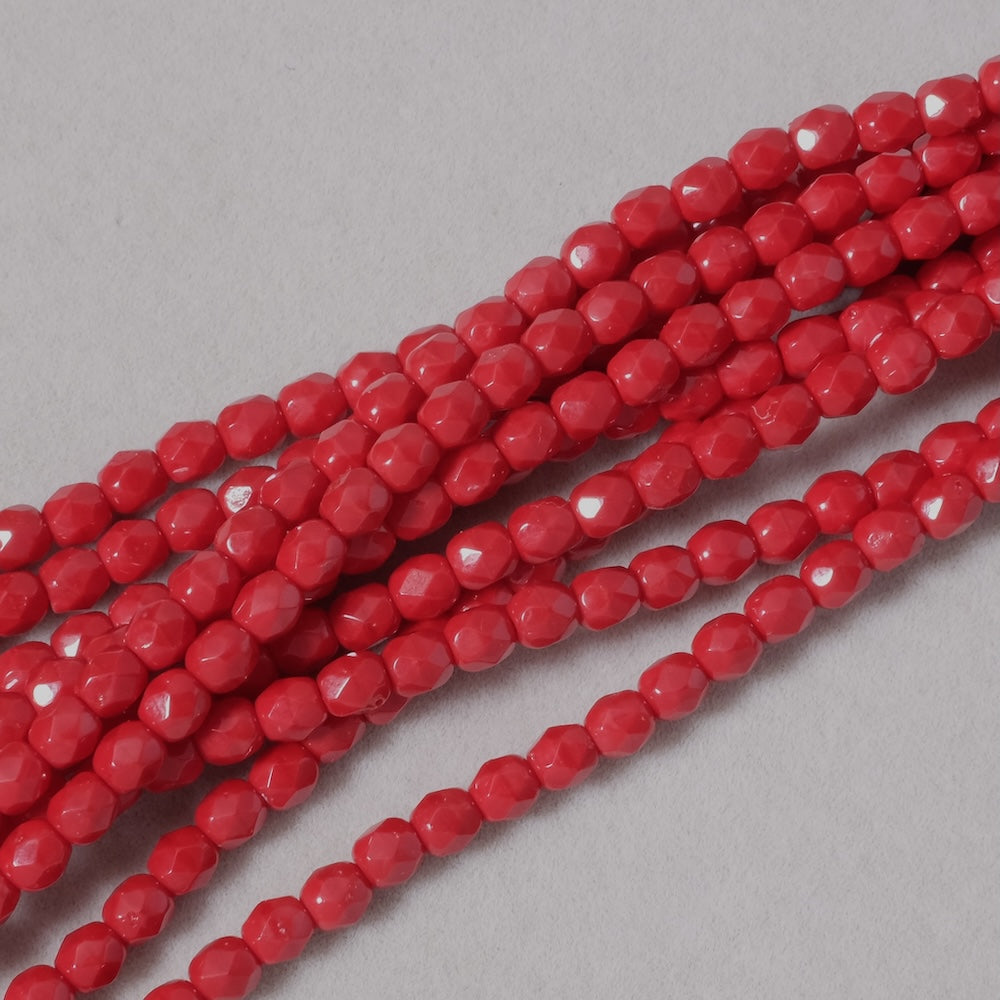 Fil de perles rondes facettées rouge bordeaux opaque de 4 mm.