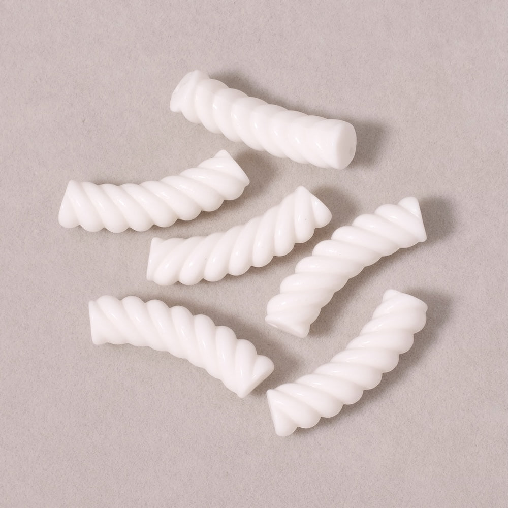 Perles tubes incurvées blanches en acrylique avec effet spirale.