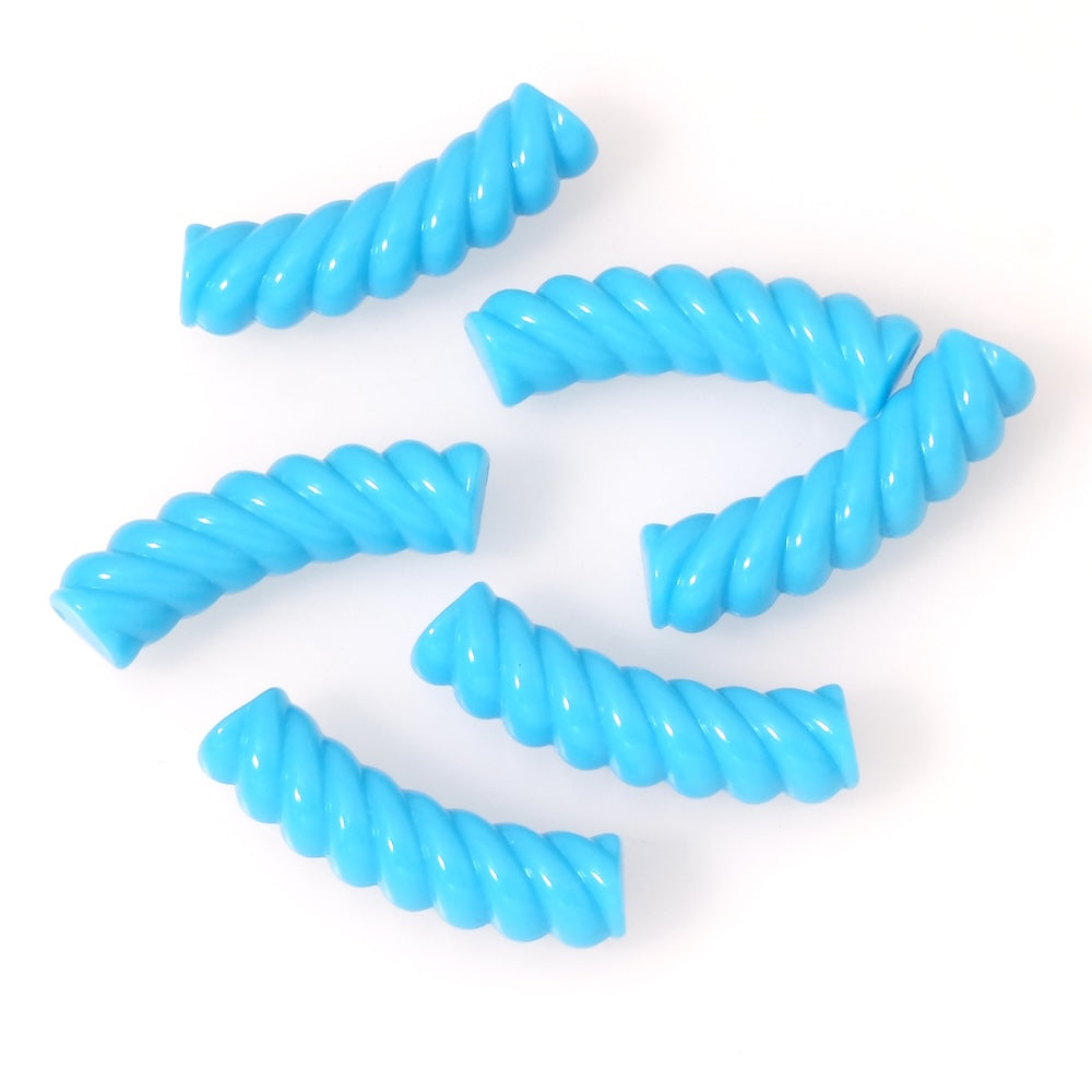 Perles tubes incurvées bleu opaque en acrylique avec effet spirale.