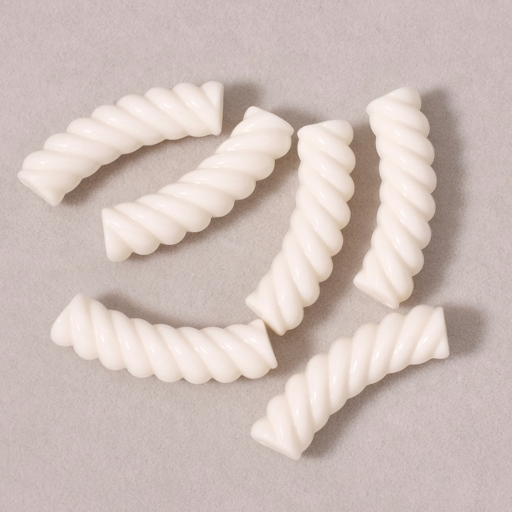 Perles tubes incurvées effet spirale en acrylique ivoire opaque.