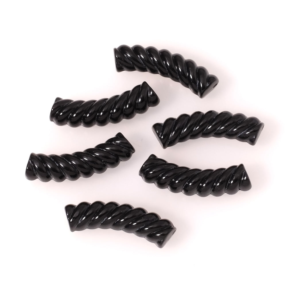 Perles tubes incurvées noires en acrylique avec effet spirale.