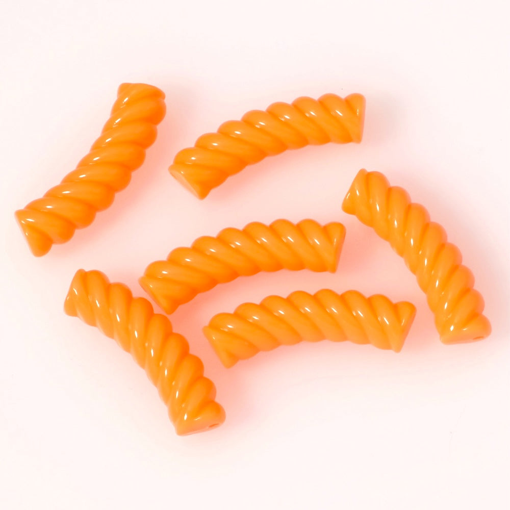 Perles tubes incurvées orange opaque à effet spirale.