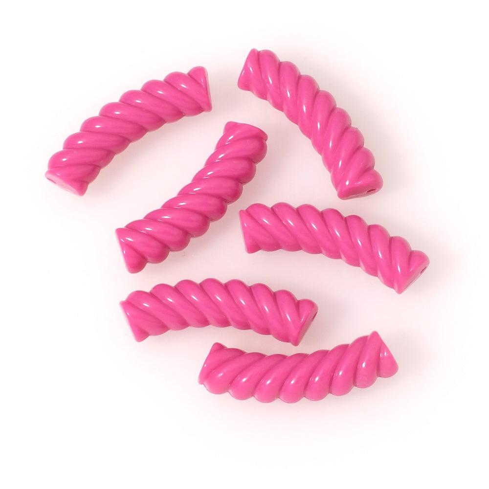 Perles tubes incurvées rose fuchsia à effet spirale.