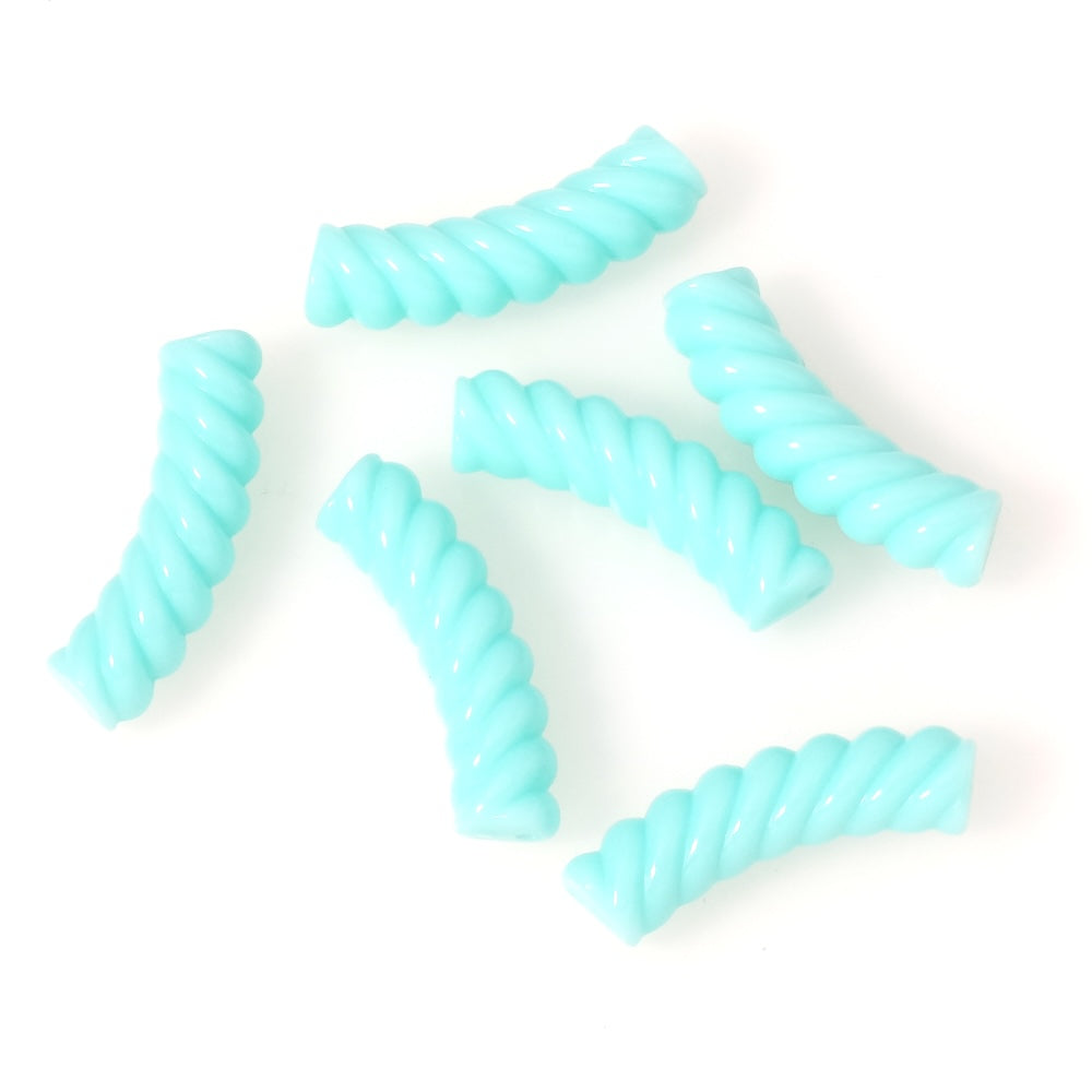 Perles tubes incurvées effet spirale en acrylique vert menthe opaque.