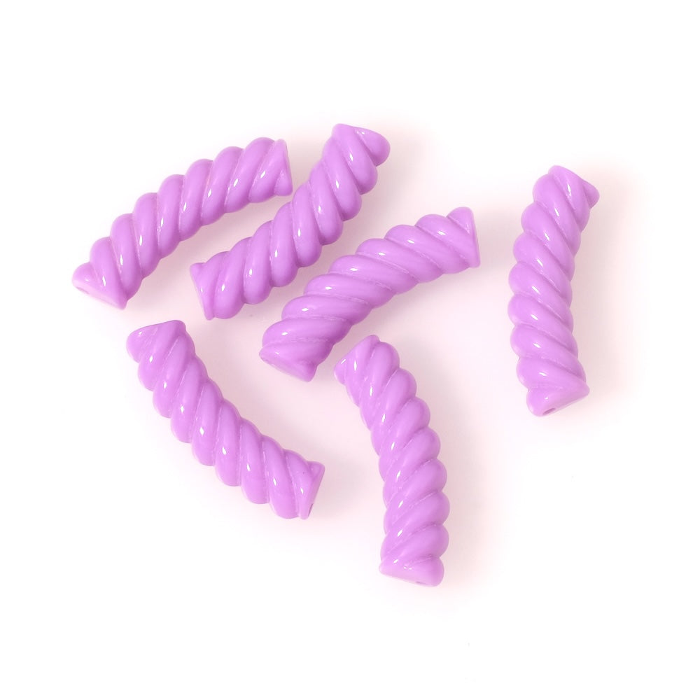 Perles tubulaires torsadées en acrylique violet opaque.