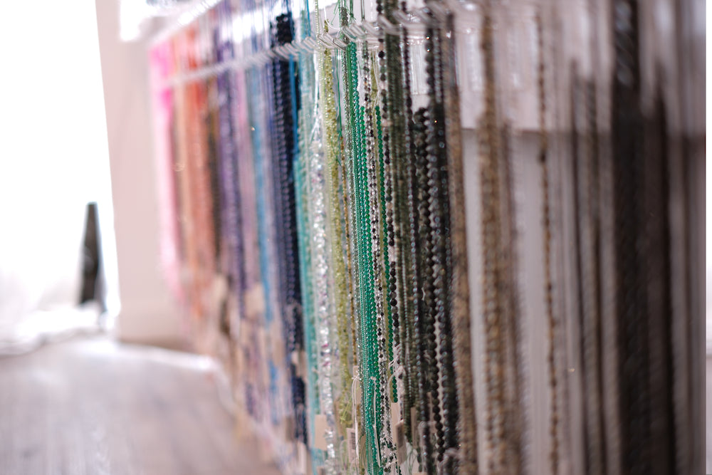 Fils de perles en pierres naturelles de toutes les couleurs dans la boutique Perles Corner à Paris