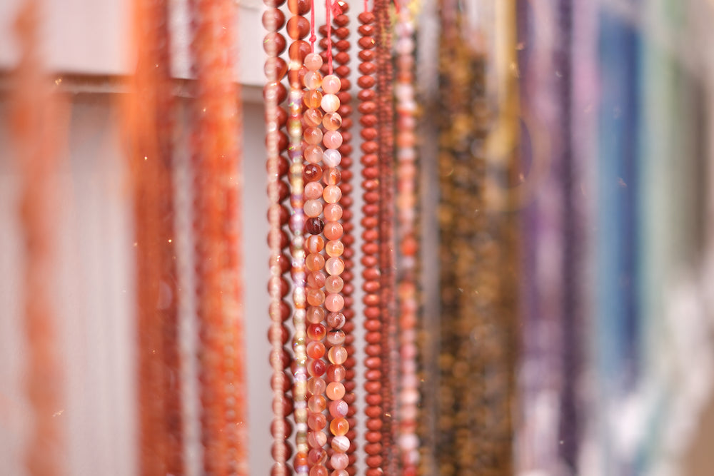 Fils de perles en pierres naturelles dans la boutique Perles Corner à Paris