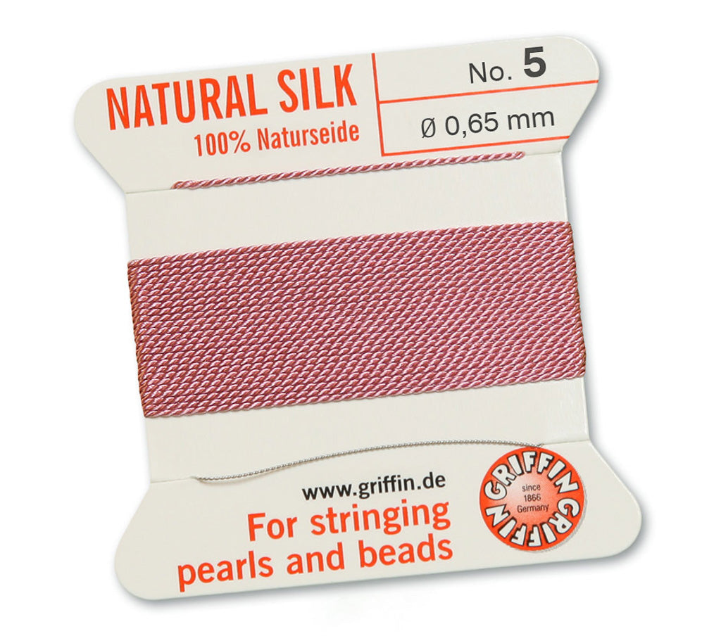 Fil de soie naturelle Griffin rose foncé de 0,65 mm sur une carte.