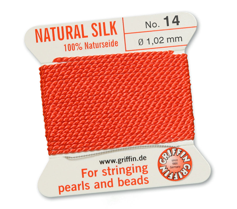 Fil de soie naturelle Griffin corail de 1,02 mm sur une carte.