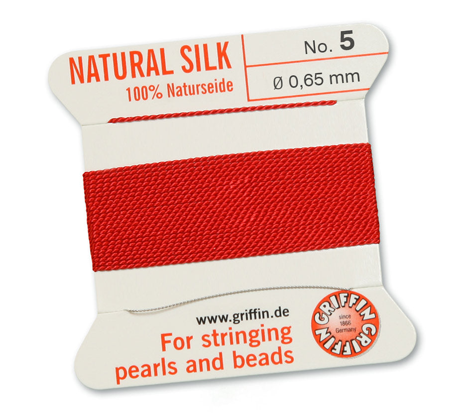 Fil de soie naturelle rouge Griffin de 0,65 mm sur une carte.