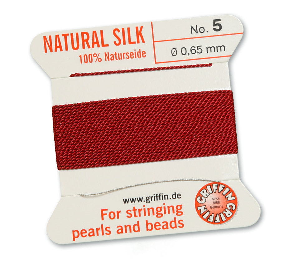 Fil de soie naturelle Griffin rouge foncé de 0,65 mm sur une carte.