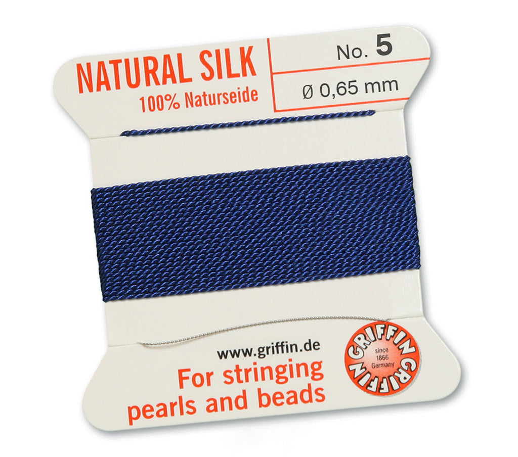 Fil de soie naturelle bleu foncé Griffin de 0,65 mm sur une carte.