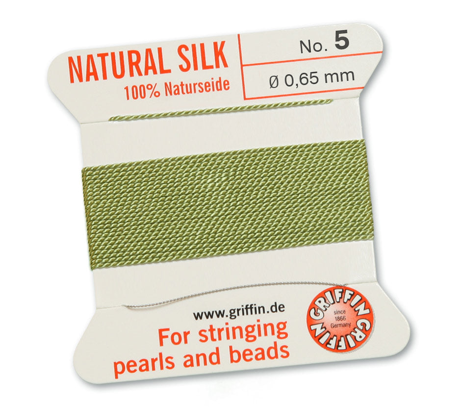 Fil de soie naturelle Griffin vert jade de 0,65 mm sur une carte.