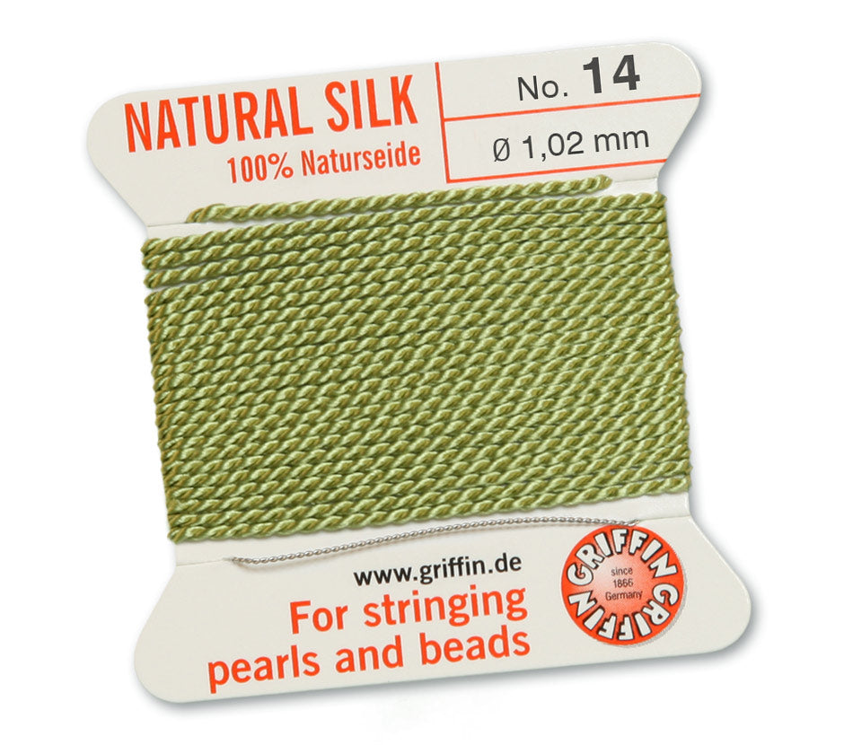 Fil de soie naturelle Griffin vert jade de 1,02 mm sur une carte.