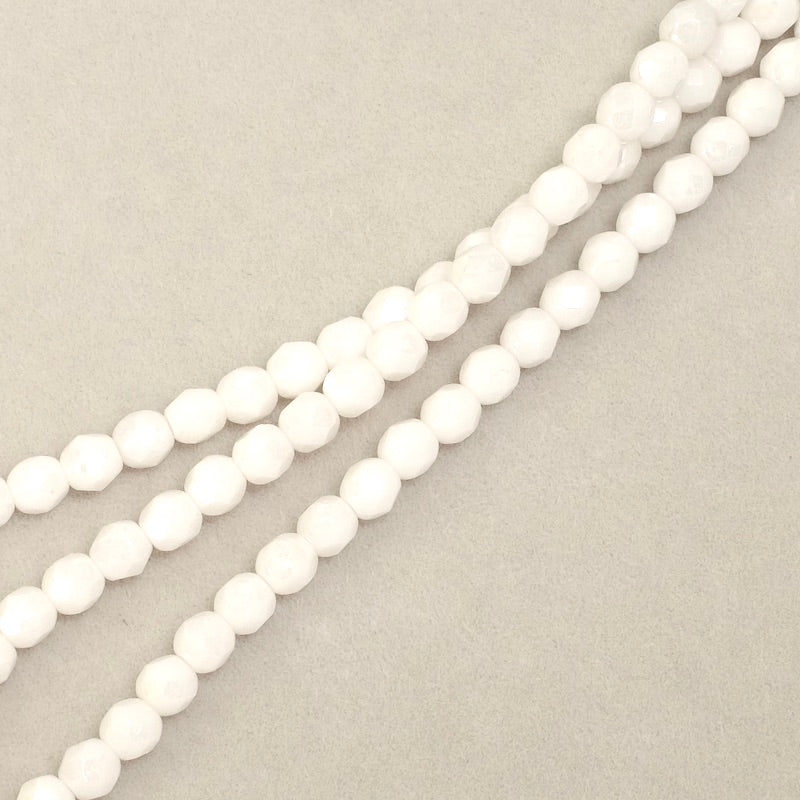 Fil de perles rondes facettées blanc opaque 4mm