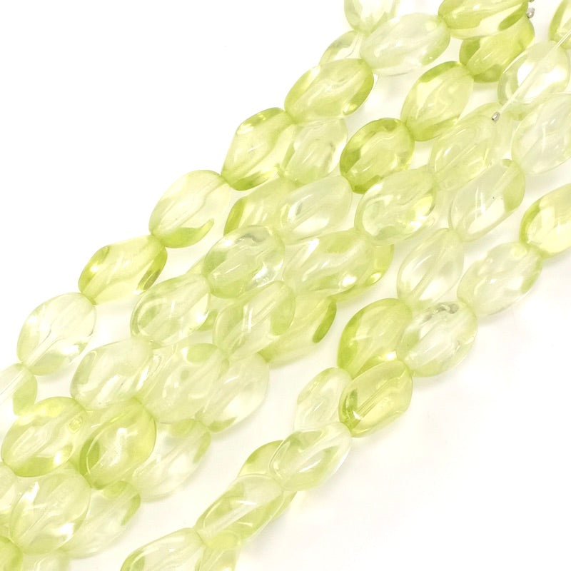 Fil de perles de Bohème ovales twistées 11x7mm vert clair transparent