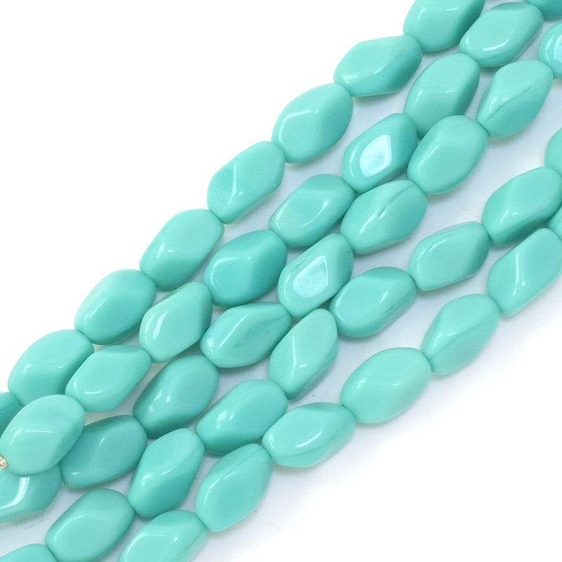 Fil de perles ovales bleu turquoise twistées de 11x7mm.