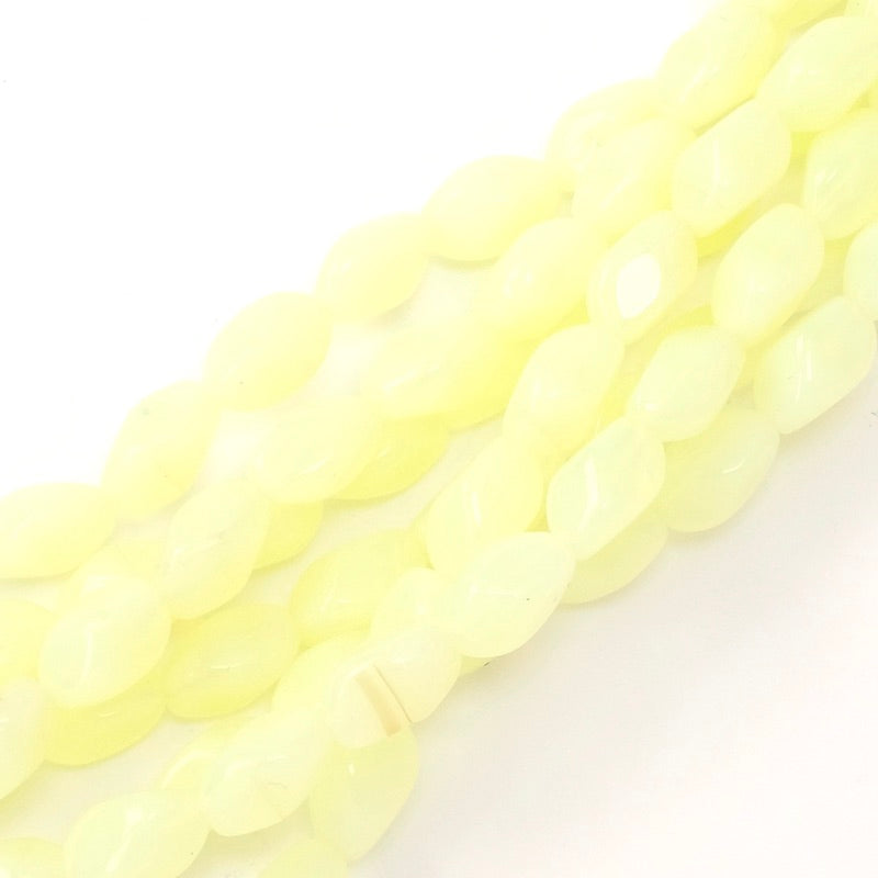 Fil de perles ovales twistées jaune pastel de 11x7mm.