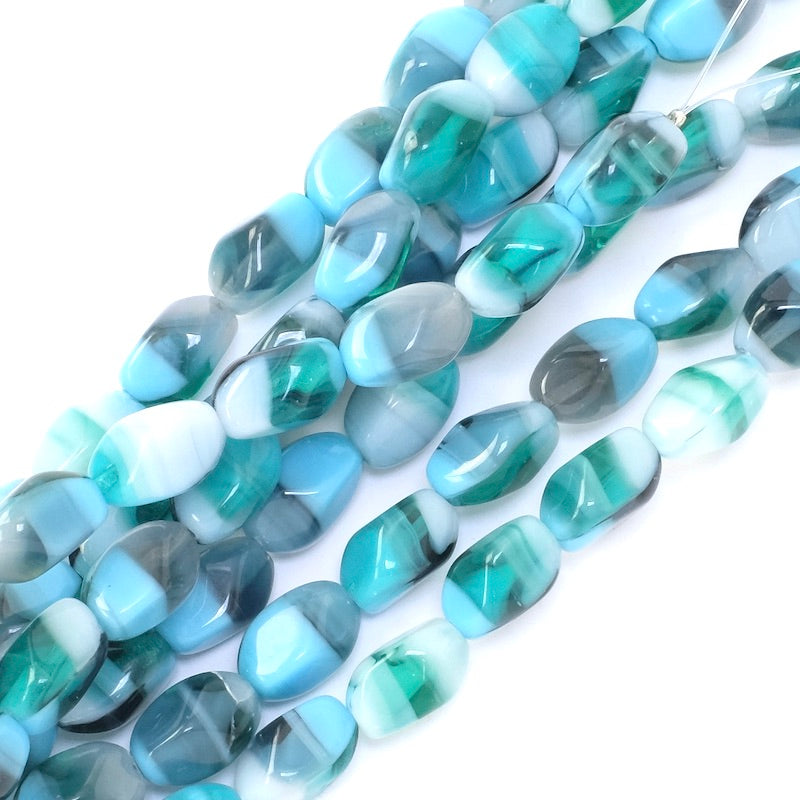 Fil de perles ovales twistées bleues et vertes aux nuances variées.