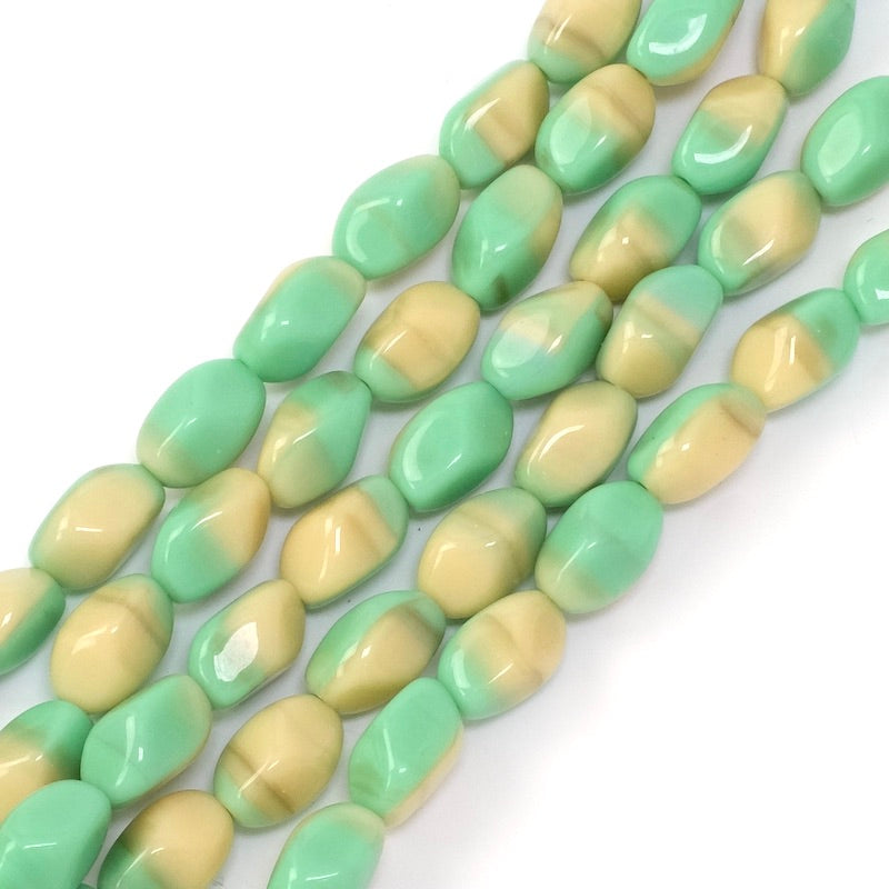 Fil de perles ovales twistées vert et crème 11x7mm.