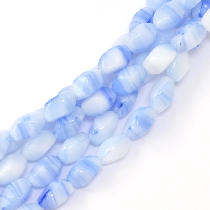 Fil de perles de Bohème ovales twistées 11x7mm nuances de bleu et blanc
